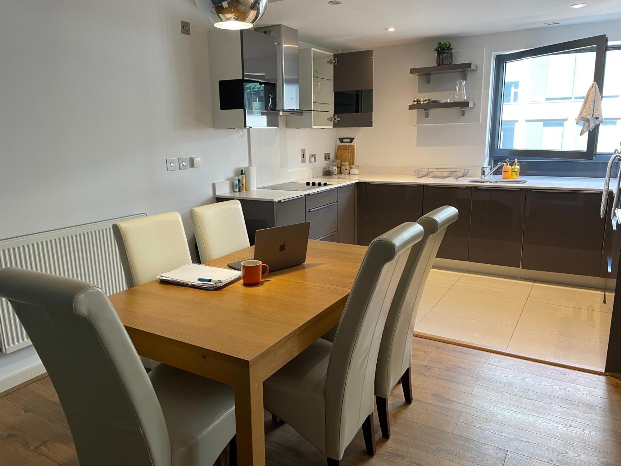 2 Bed, 2 Bath Apartment In Guildford Town Centre With Parking! ภายนอก รูปภาพ