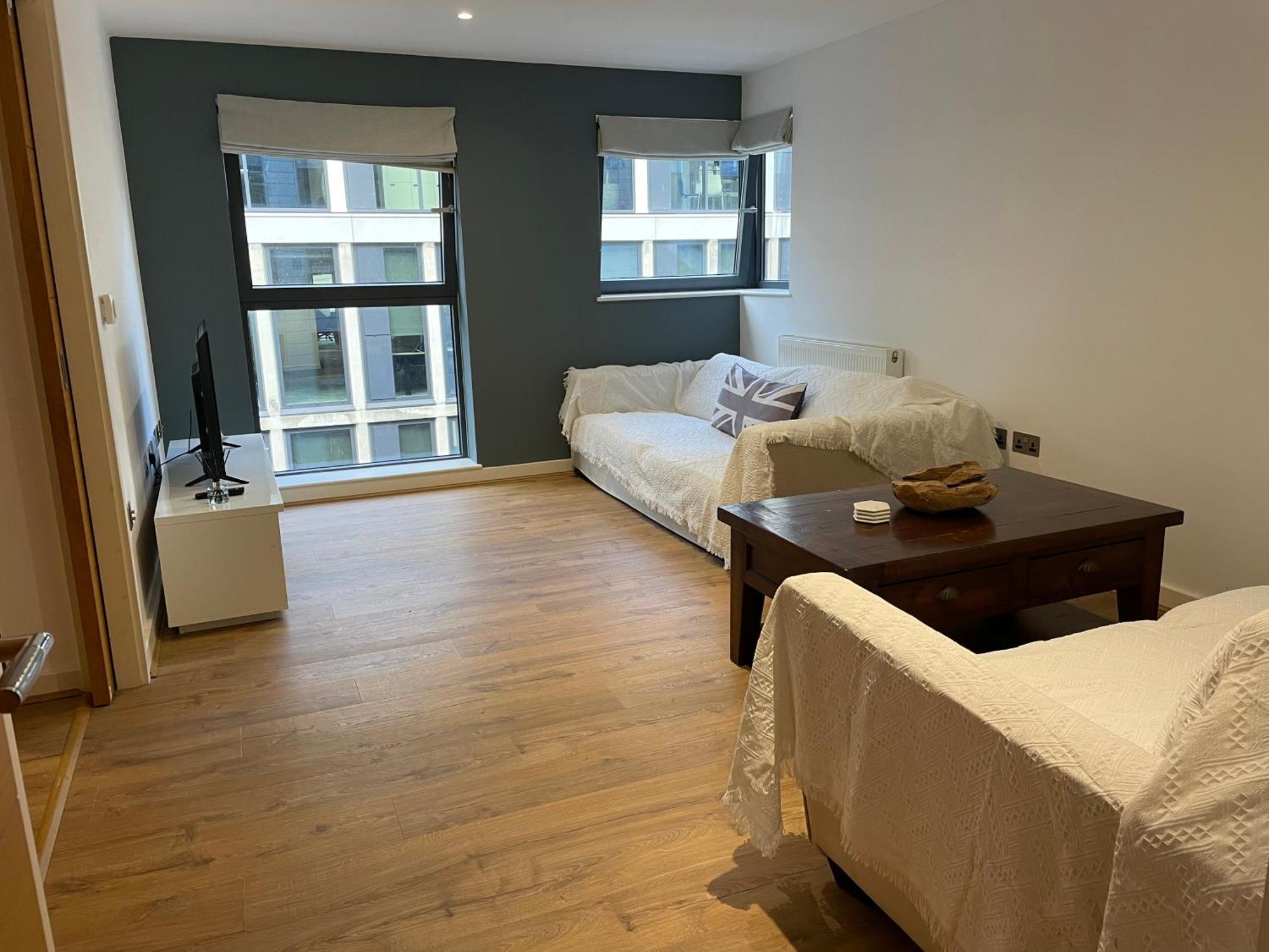 2 Bed, 2 Bath Apartment In Guildford Town Centre With Parking! ภายนอก รูปภาพ