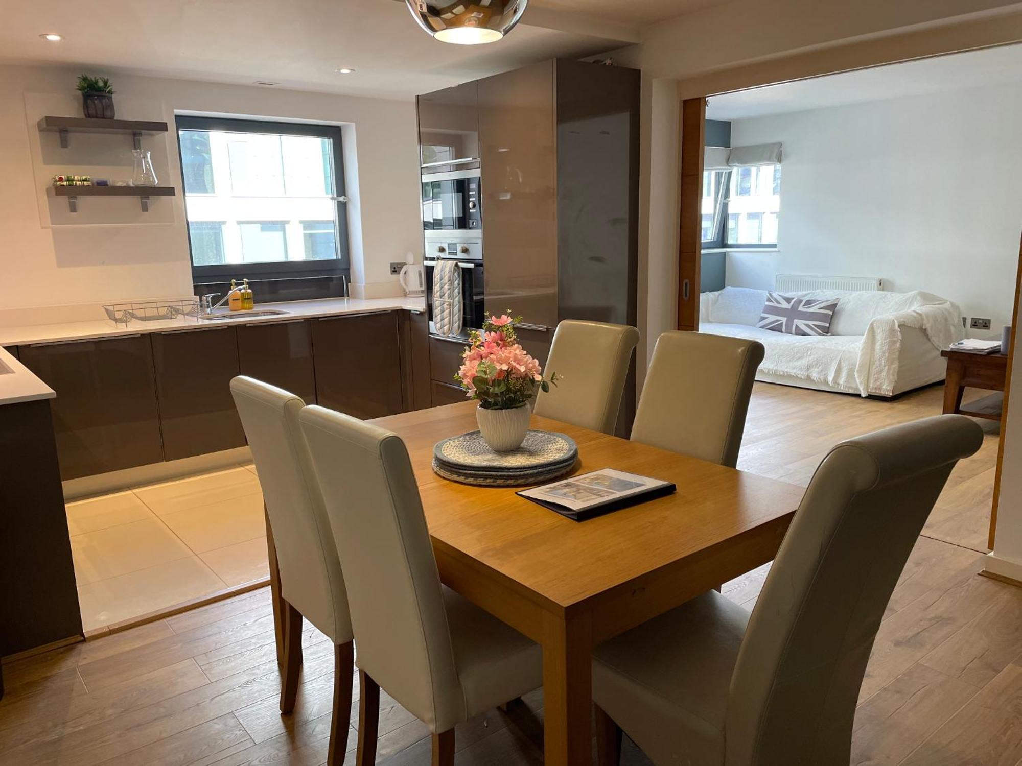 2 Bed, 2 Bath Apartment In Guildford Town Centre With Parking! ภายนอก รูปภาพ
