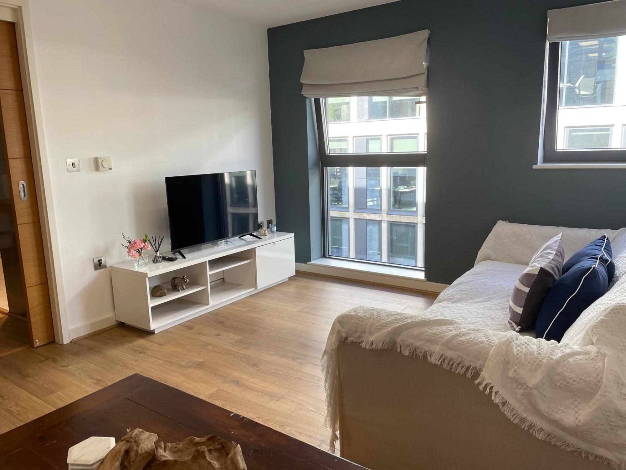 2 Bed, 2 Bath Apartment In Guildford Town Centre With Parking! ภายนอก รูปภาพ