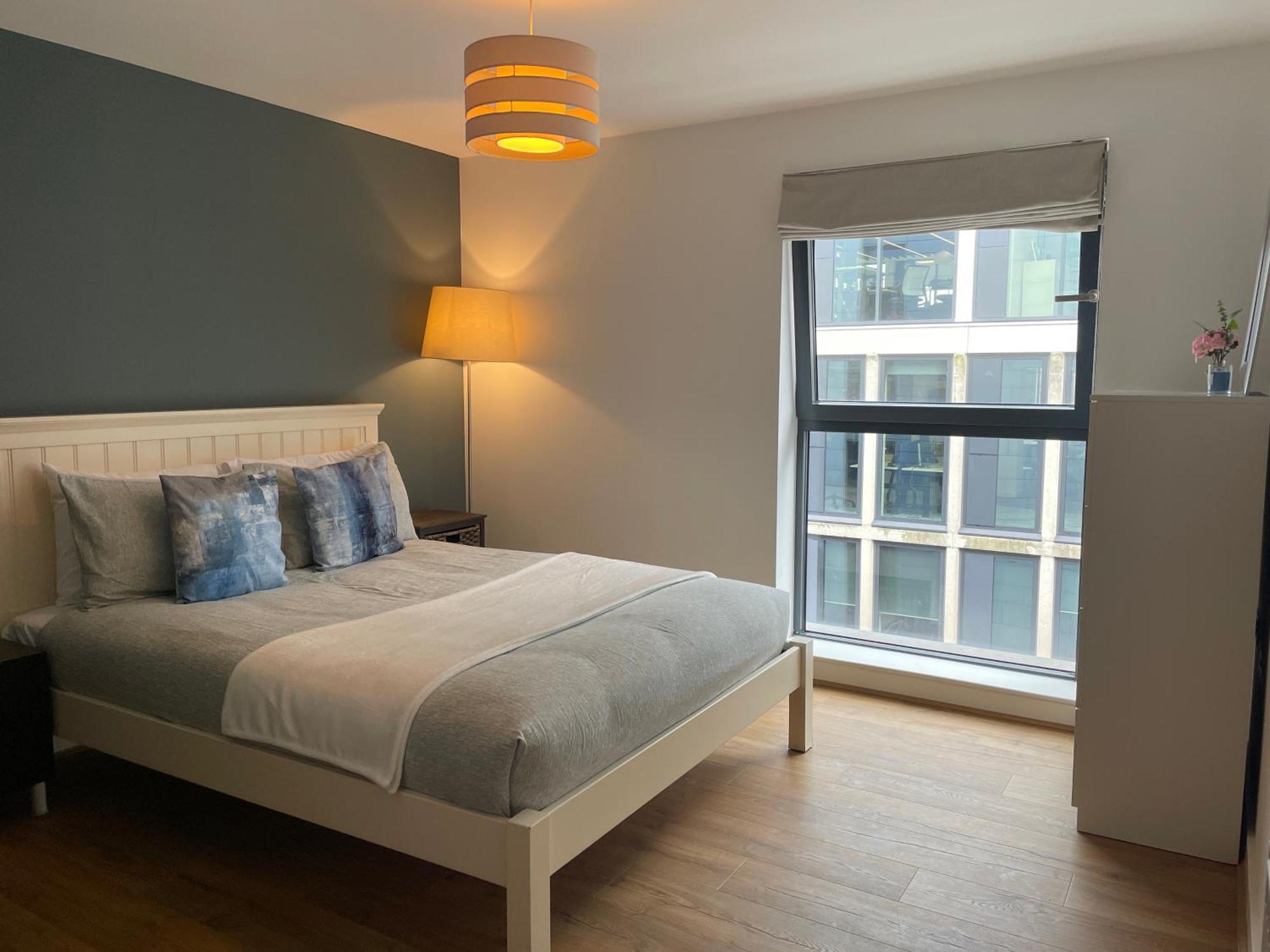 2 Bed, 2 Bath Apartment In Guildford Town Centre With Parking! ภายนอก รูปภาพ
