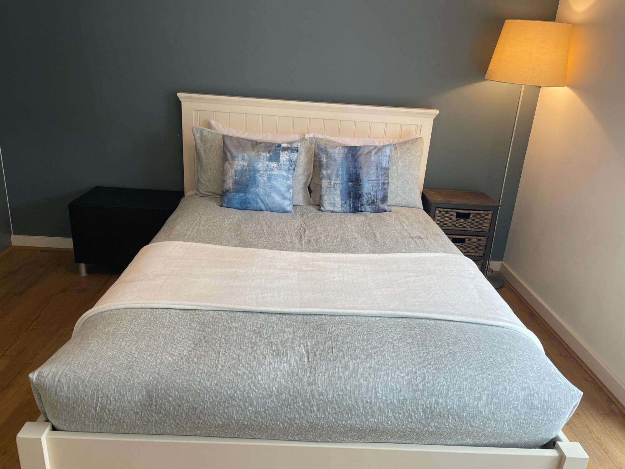 2 Bed, 2 Bath Apartment In Guildford Town Centre With Parking! ภายนอก รูปภาพ