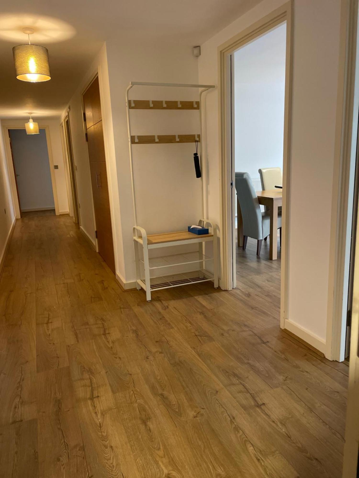 2 Bed, 2 Bath Apartment In Guildford Town Centre With Parking! ภายนอก รูปภาพ