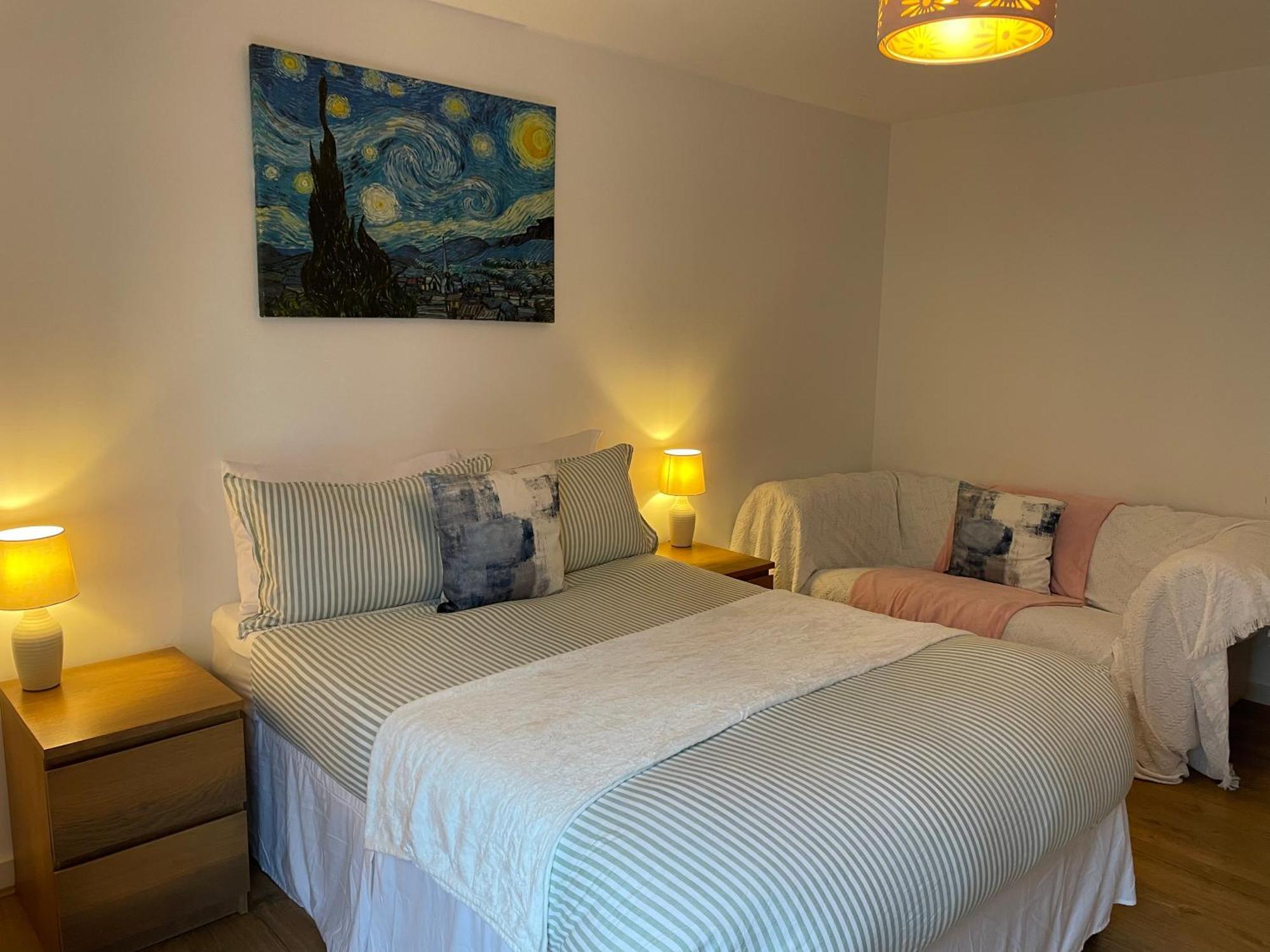 2 Bed, 2 Bath Apartment In Guildford Town Centre With Parking! ภายนอก รูปภาพ